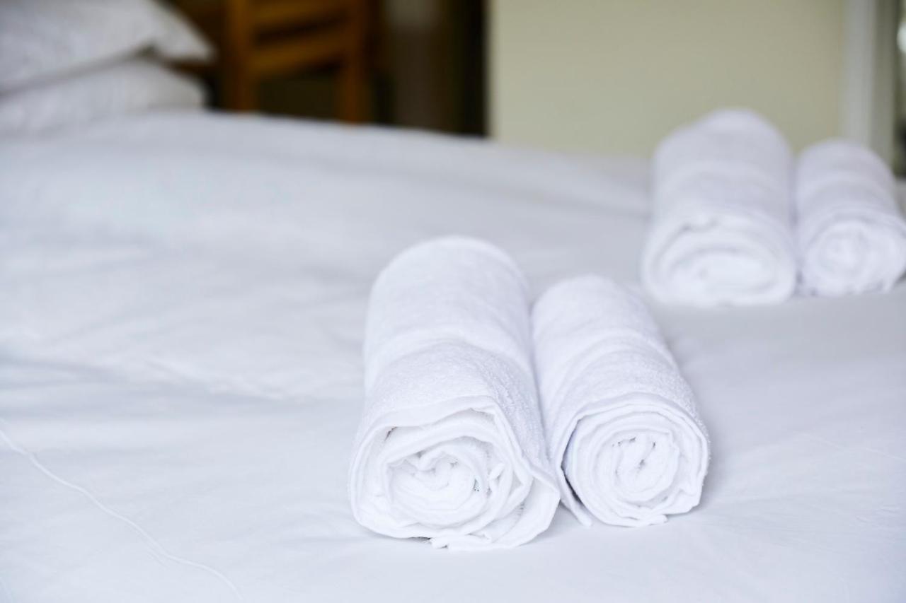 The Lord Grenfell Panzió Maidenhead Kültér fotó Clean towels on a bed