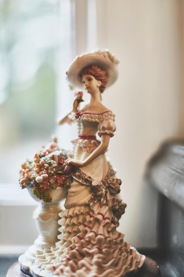 The Lord Grenfell Panzió Maidenhead Kültér fotó A typical Dresden figure