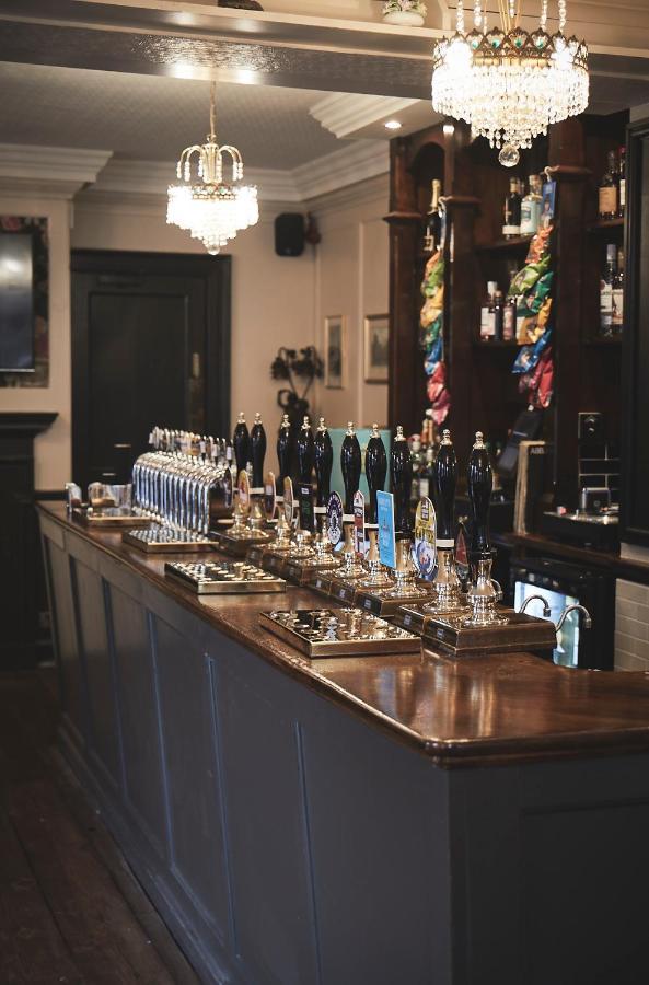 The Lord Grenfell Panzió Maidenhead Kültér fotó The bar at the Old Red Lion