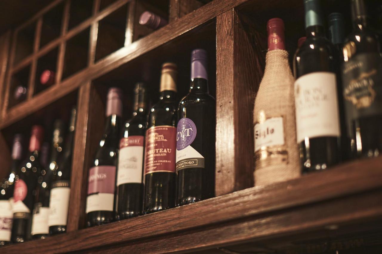 The Lord Grenfell Panzió Maidenhead Kültér fotó Wine bottles in a wine rack