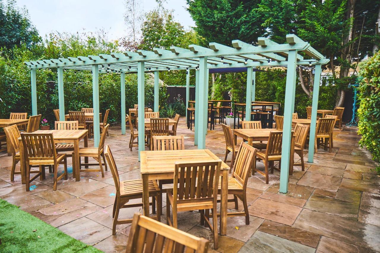 The Lord Grenfell Panzió Maidenhead Kültér fotó The pergola at the rear of the pub